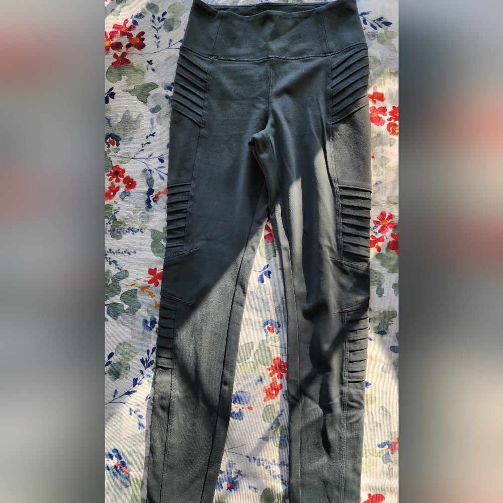 EUC Athleta Delancy tight Women's size small Gray color